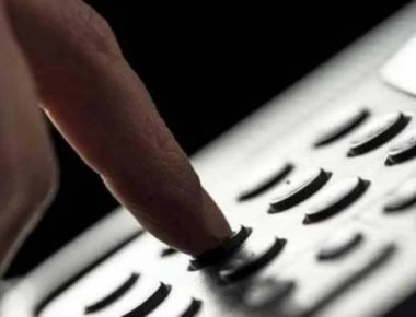 Ανοίγει το τηλέφωνο για να δει γιατί δεν δουλεύει – Φρίκαρε με αυτό που είδε (βίντεο)
